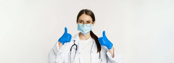 女医生的近照 头戴眼镜片的医生 露出大拇指和微笑 推荐诊所或医疗网站 白色背景 — 图库照片