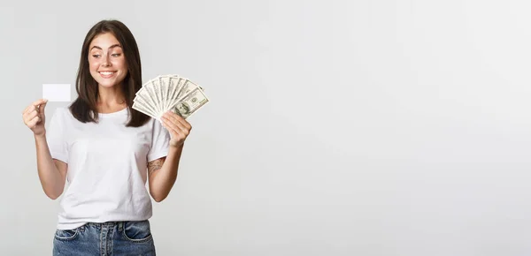 Πορτρέτο Του Ενθουσιασμένοι Χαμογελώντας Κορίτσι Κρατώντας Χρήματα Και Πιστωτική Κάρτα — Φωτογραφία Αρχείου