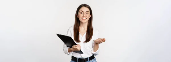 Firmowa Kobieta Bizneswoman Trzymająca Schowek Dokumentami Biurze Uśmiechnięta Kamery Białe — Zdjęcie stockowe