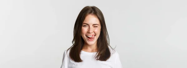 Zbliżenie Atrakcyjny Szczęśliwy Młody Kobieta Mruga Radośnie Pokazując Język Pyskaty — Zdjęcie stockowe