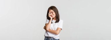 Şehvetli esmer kızın portresi gülümseyen ve kızaran.