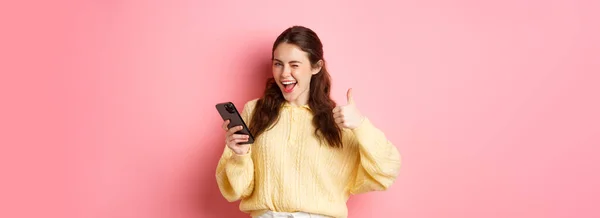 Happy Pretty Woman Saying Yes Holding Mobile Phone Making Thumbs — Stock Photo, Image