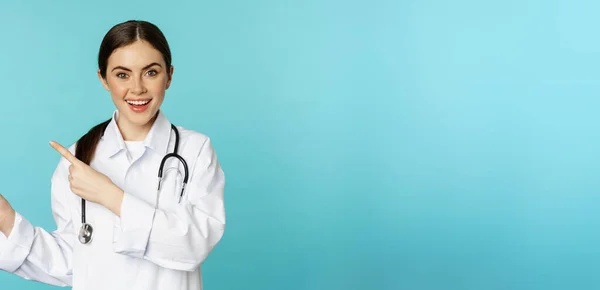 Portrait Smiling Medical Worker Girl Doctor White Coat Stethoscope Pointing — ストック写真