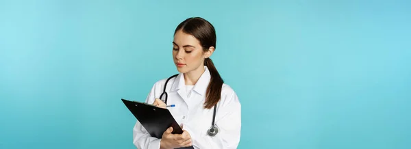 Image Professional Woman Doctor Physician Clipboard Writing Listening Patient Hospital — Stock Fotó