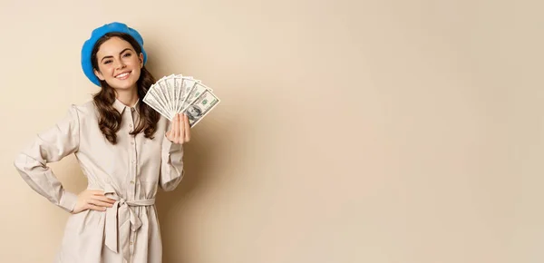 Стильная Молодая Женщина Деньгами Наличными Долларами Улыбаясь Позируя Удовлетворены Ходить — стоковое фото