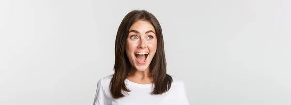 Neşeli Güzel Esmer Kız Portresi Solda Eğleniyor Gülümsüyor Heyecanlı Şaşırmış — Stok fotoğraf