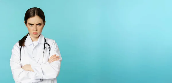 Wütende Ärztin Ärztin Mit Beleidigtem Blick Verschränkte Arme Auf Der — Stockfoto