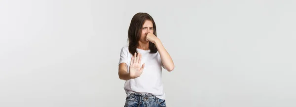 Giovane Donna Disgustata Chiuso Naso Allungare Mano Nel Gesto Rifiuto — Foto Stock