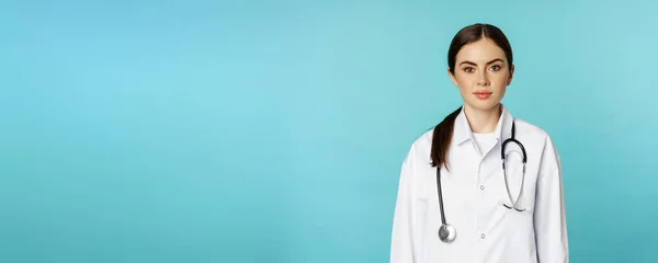 Orvosi Személyzet Orvosok Koncepciója Fiatal Mosolygós Női Orvos Egészségügyi Dolgozó — Stock Fotó