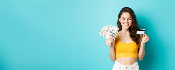 Retrato Jovem Com Rosto Sorridente Mostrando Cartão Crédito Plástico Dinheiro — Fotografia de Stock