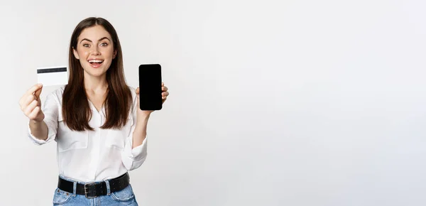 Retrato Modelo Femenino Mostrando Tarjeta Crédito Con Pantalla Teléfono Inteligente — Foto de Stock