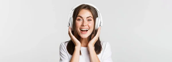 Primer Plano Chica Morena Atractiva Sonriente Escuchando Música Auriculares Disfrutando — Foto de Stock