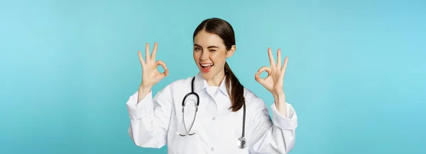 Uśmiechnięta Kobieta Lekarz Profesjonalny Pracownik Medyczny Pokazując Porządku Znak Zatwierdzeniu — Zdjęcie stockowe