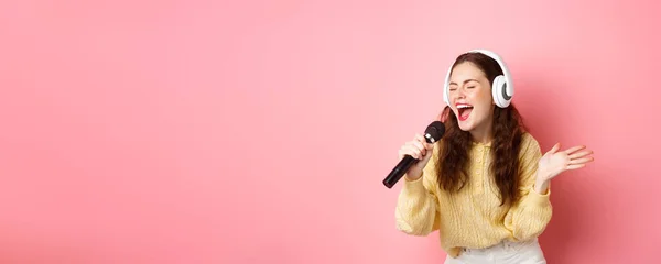 Πορτρέτο Της Νεαρής Γυναίκας Τραγουδώντας Καραόκε Φορώντας Ακουστικά Και Ερμηνεύοντας — Φωτογραφία Αρχείου