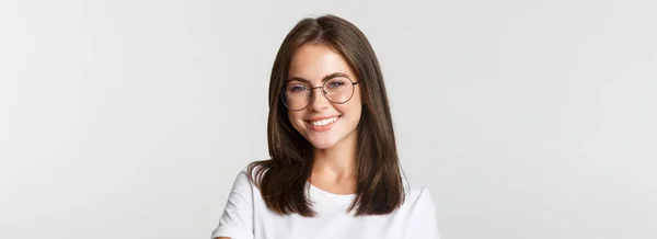 Primer Plano Sonriente Chica Morena Segura Hermosa Gafas Que Ven — Foto de Stock