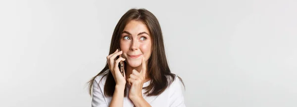 Närbild Fascinerad Söt Flicka Talar Telefon Ser Intresserad — Stockfoto