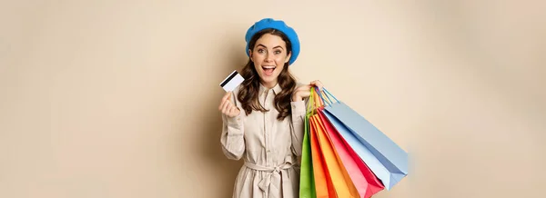 Portrat Trendy Feminine Girl Posing Shopping Bags Store Credit Card — Stockfoto