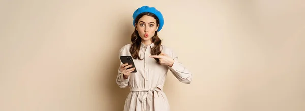 Excited Girl Smartphone Pointing Finger Mobile Screen Looking Amazed Wow — Stock fotografie