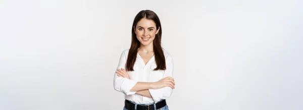 笑着的年轻女商人 穿着白衬衫的女企业家 像专业人员一样双手交叉胸前 站在工作室的背景上 — 图库照片