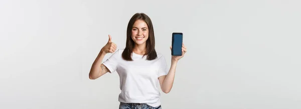 Satisfeito Sorrindo Mulher Atraente Mostrando Tela Smartphone Polegares Para Cima — Fotografia de Stock