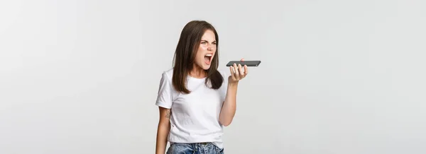 Wütendes Brünettes Mädchen Schreit Verrückt Während Sprachnachrichten Aufnimmt Empört Weißer — Stockfoto