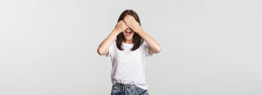 Gülümseyen neşeli kadın gözlerini kapat ve şaşırmanı bekle..