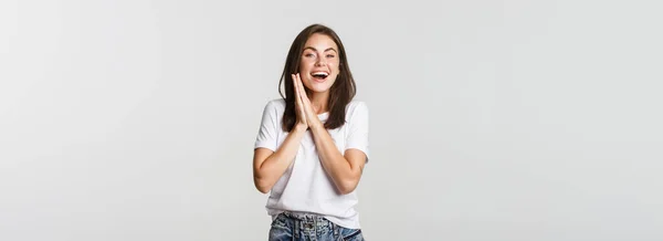 Vrolijk Glimlachen Brunette Meisje Wrijven Handen Verwachten Genieten — Stockfoto