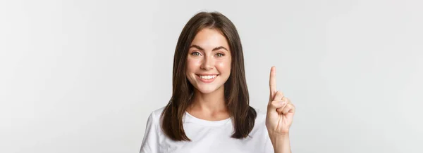 Primer Plano Alegre Mujer Joven Atractiva Sonriendo Mostrando Dedo Fondo —  Fotos de Stock