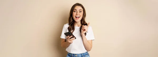Enthusiastic Woman Holding Smartphone Laughing Found Smth Online Concept Shopping — ストック写真
