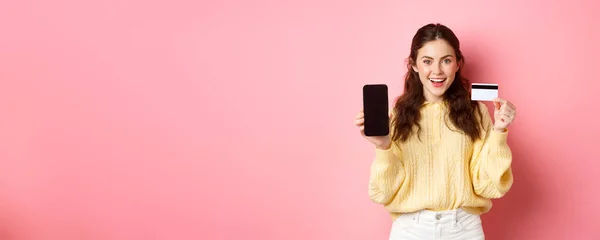 Tecnologia Compras Online Jovem Modelo Feminino Atraente Mostrando Tela Smartphone — Fotografia de Stock