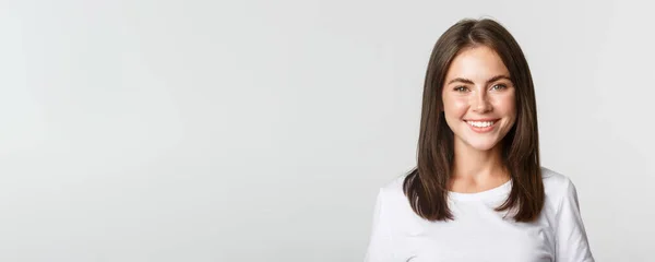 Çekici Esmer Kızın Yakın Çekimi Mutlu Gülümseyen Beyaz Arka Planda — Stok fotoğraf