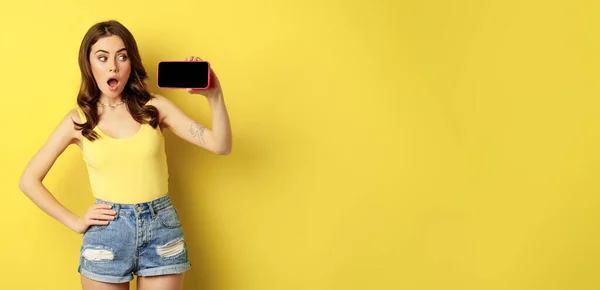 Shocked Amazed Stylish Girl Showing Smartphone Screen App Horizontal Mobile — Fotografia de Stock