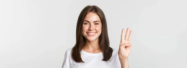 Primer Plano Alegre Joven Atractiva Sonriendo Mostrando Tres Dedos Fondo — Foto de Stock