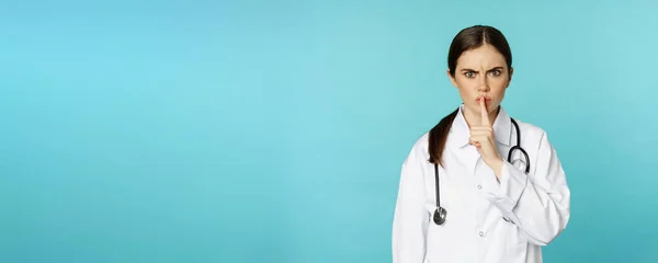 Kızgın Kadın Doktor Sağlık Çalışanı Onaylamayarak Şşşş Tabu Sessiz Jest — Stok fotoğraf
