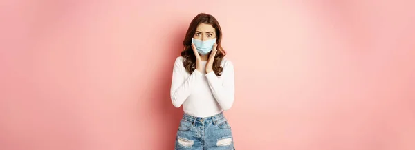 Covid Quarantine Concept Stylish Girl Medical Face Mask Looking Worried — Zdjęcie stockowe