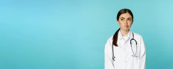 Obraz Kobiety Lekarz Kobieta Przyśrodkowa Personel Białym Fartuchu Laboratoryjnym Odwracając — Zdjęcie stockowe