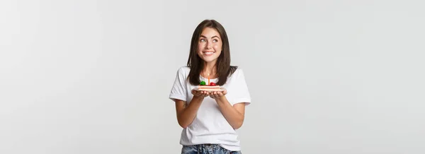 Emocionado Atractiva Morena Day Chica Pidiendo Deseo Pastel Cumpleaños Fondo — Foto de Stock