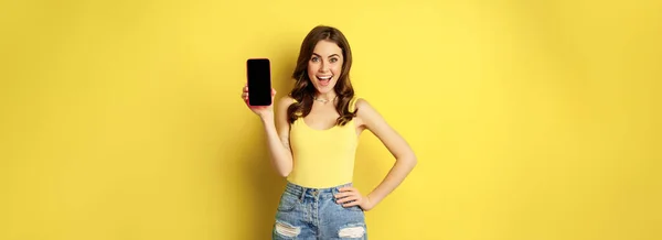 Mulher Sorridente Elegante Mostrando Tela Telefone Móvel Interface Aplicativo Smartphone — Fotografia de Stock