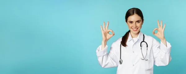 Smiling Woman Doctor Professional Medical Worker Showing Okay Sign Approval — Stok fotoğraf
