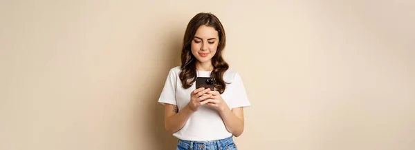 Young Modern Girl Chatting App Using Smartphone App Smiling Standing — Foto de Stock