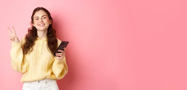 Technologie Achats Ligne Joyeux Jeune Femme Souriant Heureux Tenant Smartphone — Photo