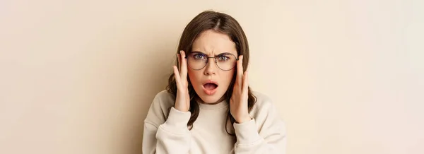 Close Portrait Woman Glasses Looking Confused Frustrated Cant Understand Smth —  Fotos de Stock