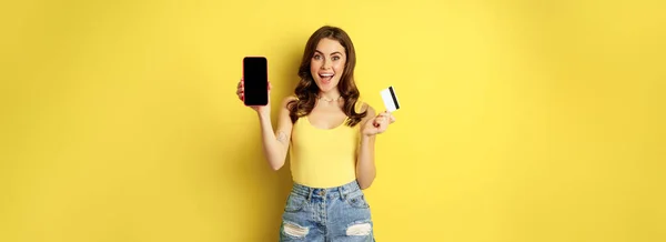 Entusiastiska Modern Kvinna Som Visar Smartphone Skärm Hålla Kreditkort Och — Stockfoto
