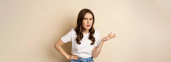 Confused Woman Looking Clueless Annoyed Cant Understand Asking Whats Problem — ストック写真