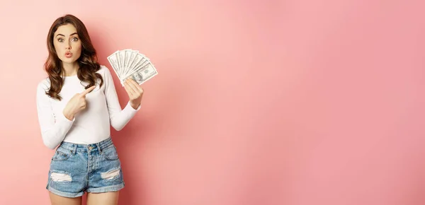 Jovem Atraente Segurando Dinheiro Dinheiro Nas Mãos Conceito Empréstimos Microcrédito — Fotografia de Stock