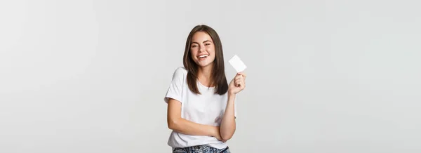 Приваблива Щаслива Брюнетка Дівчина Сміється Тримає Кредитну Картку Білий Фон — стокове фото