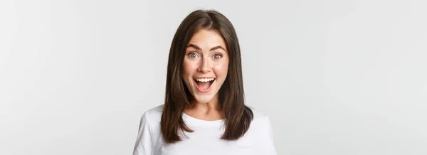 Neşeli Güzel Esmer Kızın Portresi Eğleniyor Gülümsüyor Heyecanlı Şaşırmış Görünüyor — Stok fotoğraf