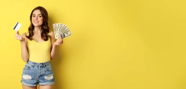 Young Pretty Woman Summer Outfit Holding Credit Card Money Cash — Foto de Stock
