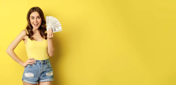 Shopping Credit Money Concept Young Brunette Woman Showing Cash Smiling — Photo