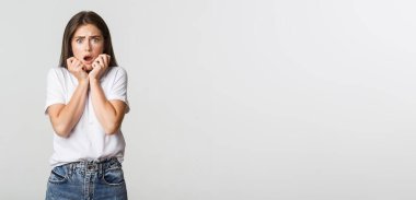 Korkmuş ve dehşete düşmüş genç bir kadının portresi..